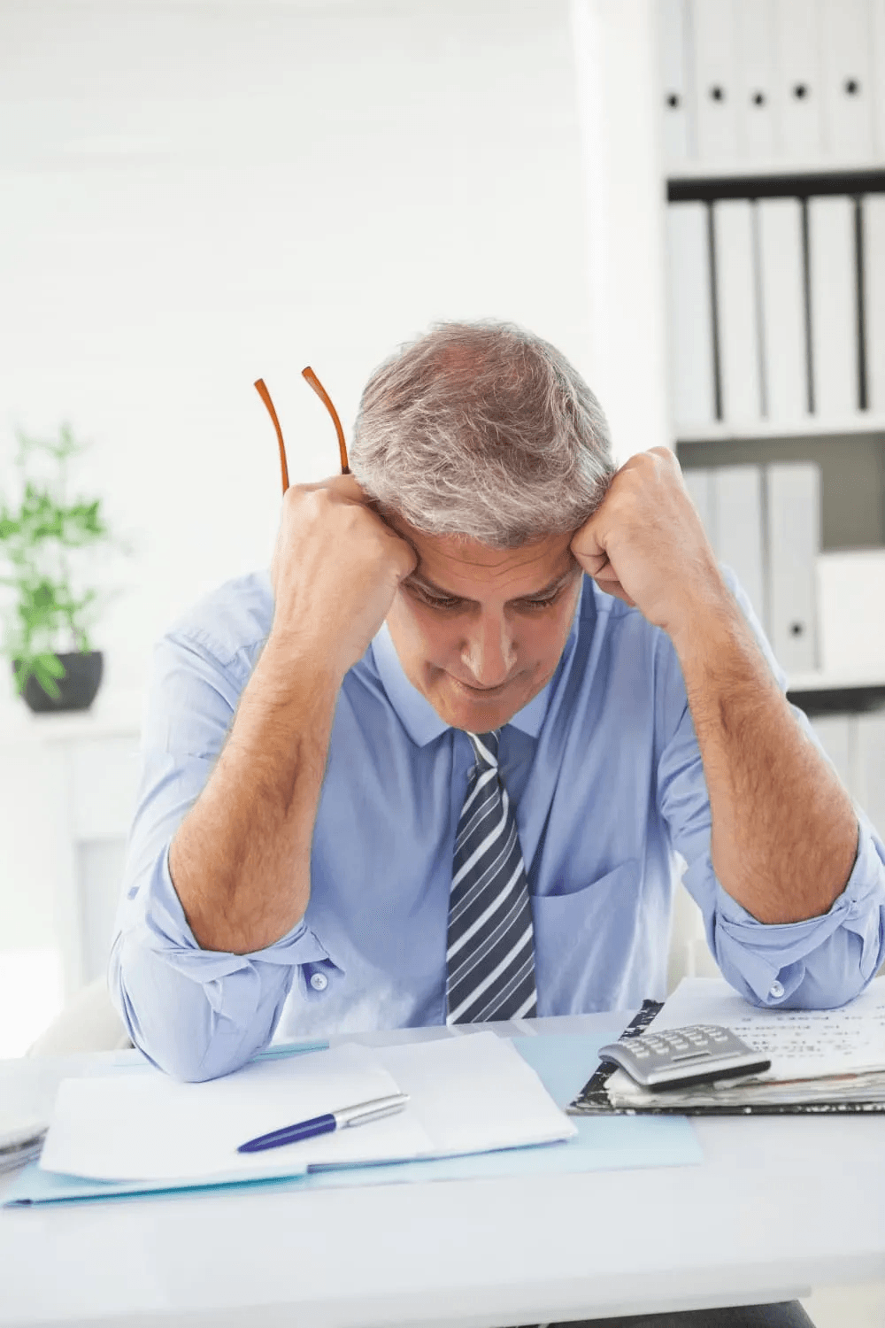 Contador ao telefone atendendo clientes